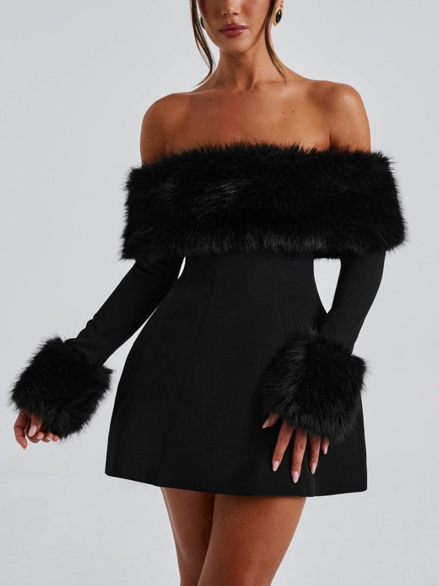 Venyra - Off-Shoulder Fur Sleeve Mini Kjole