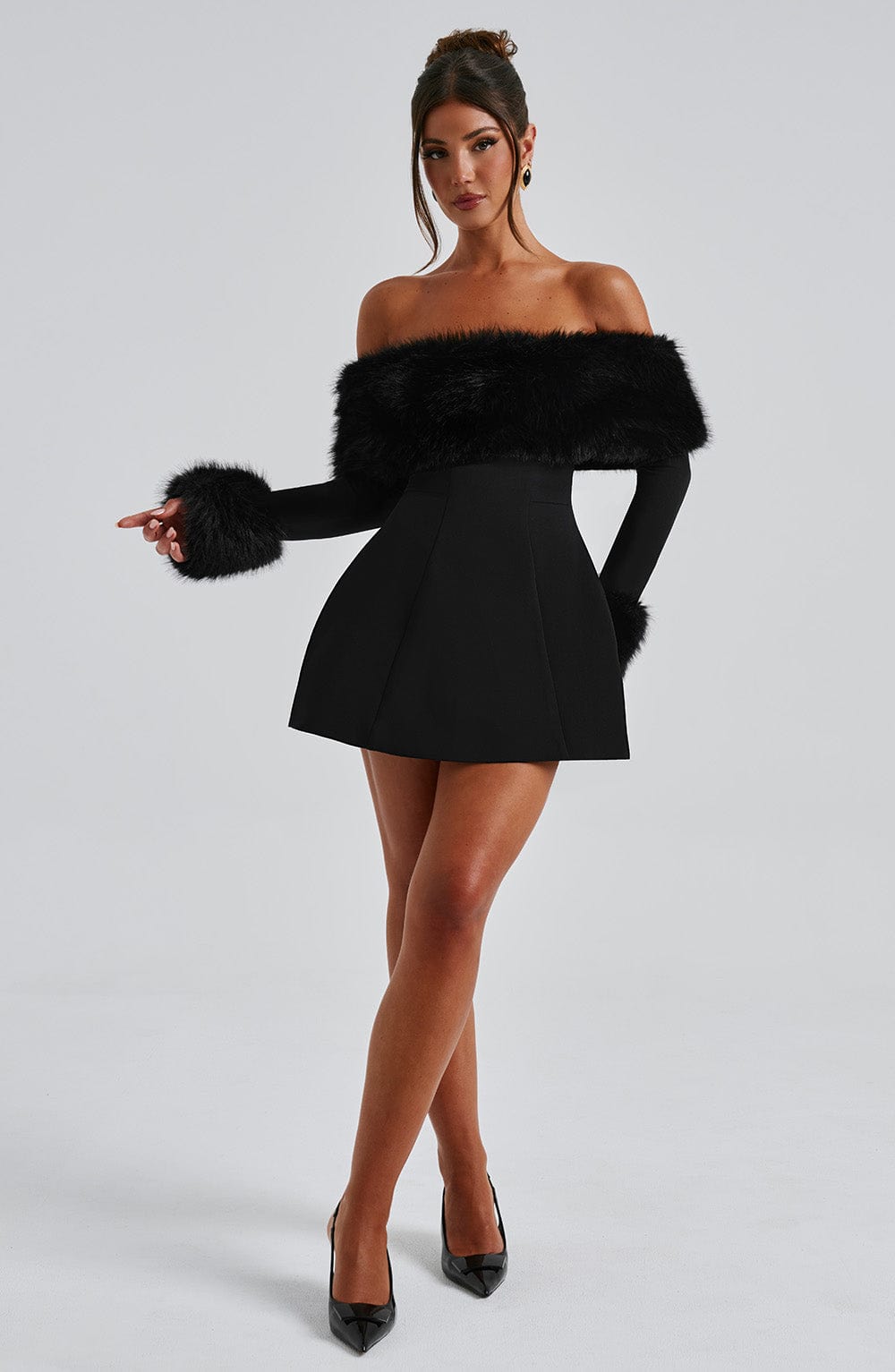 Venyra - Off-Shoulder Fur Sleeve Mini Kjole