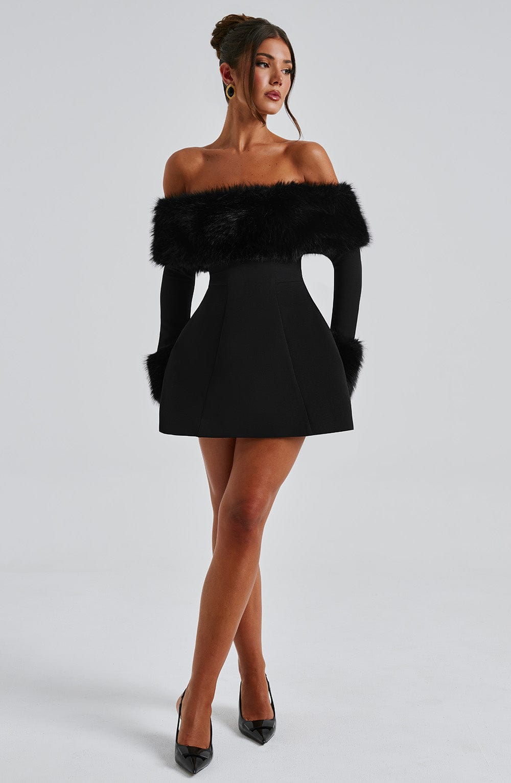 Venyra - Off-Shoulder Fur Sleeve Mini Kjole