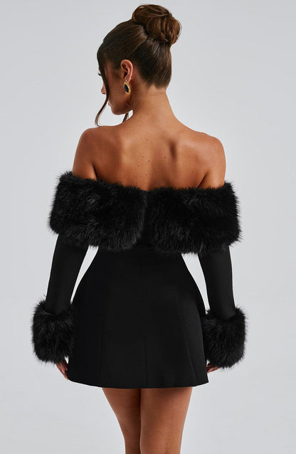 Venyra - Off-Shoulder Fur Sleeve Mini Kjole