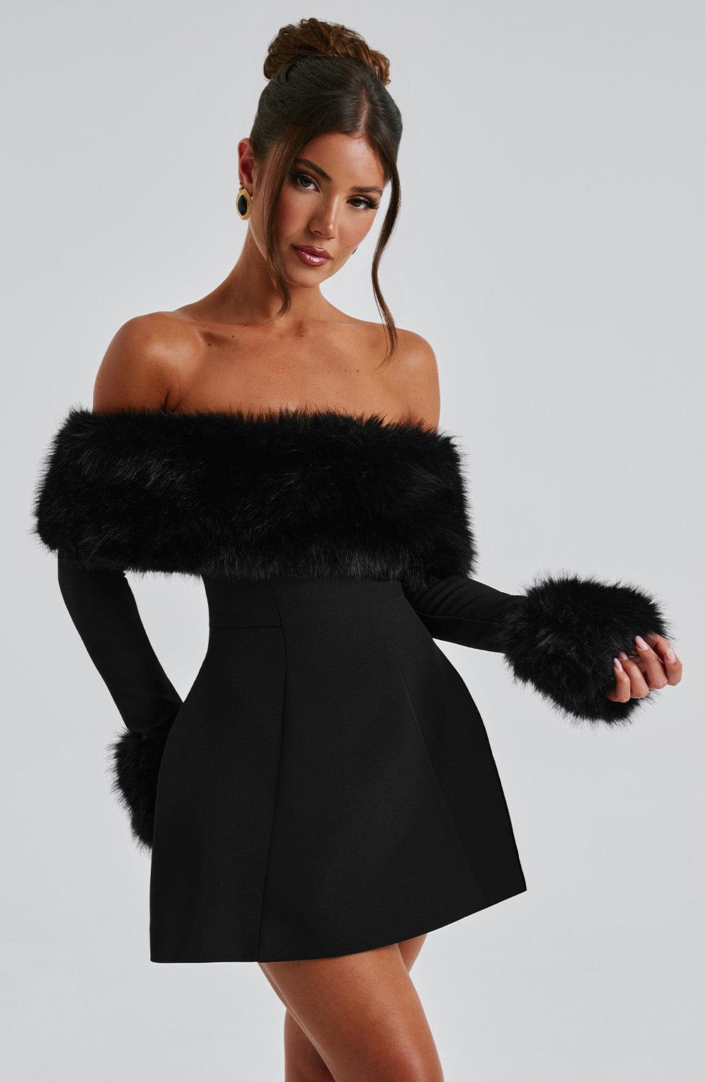 Venyra - Off-Shoulder Fur Sleeve Mini Kjole