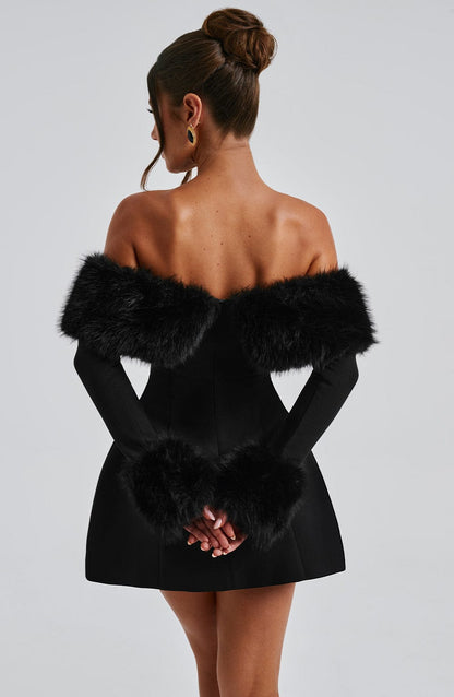 Venyra - Off-Shoulder Fur Sleeve Mini Kjole