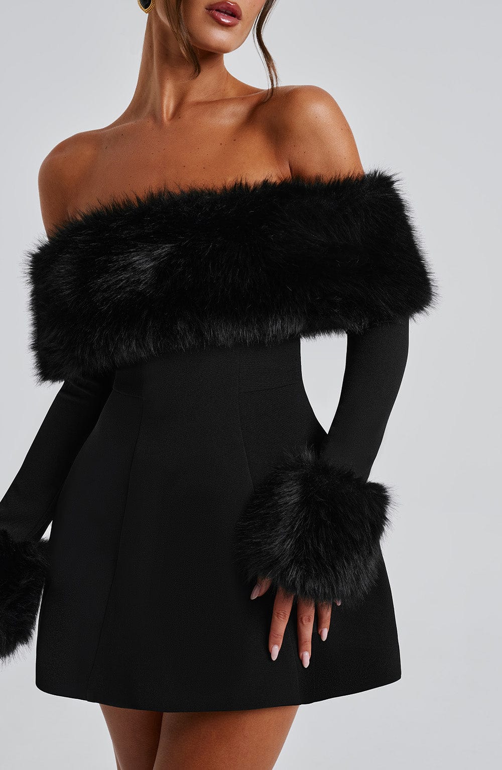 Venyra - Off-Shoulder Fur Sleeve Mini Kjole