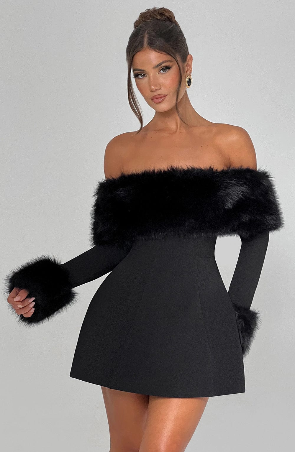 Venyra - Off-Shoulder Fur Sleeve Mini Kjole